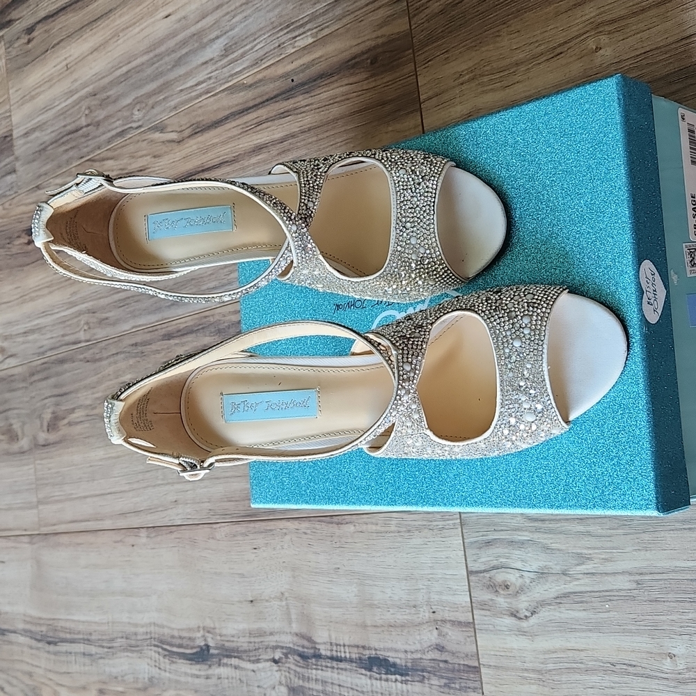 Beautiful white heels - Picture 3 of 12